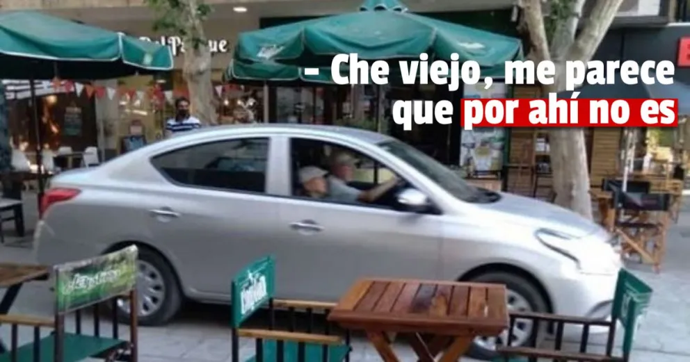 Tremendo susto por dos abuelos paseando en auto por la peatonal