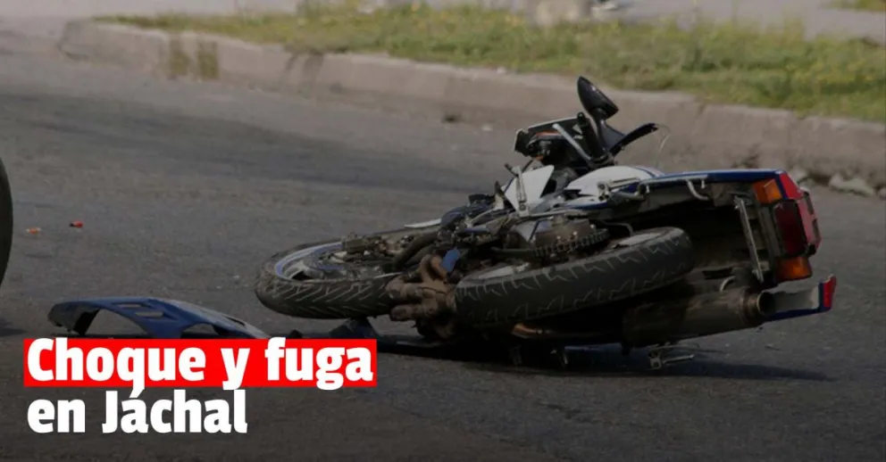 Un auto chocó a dos motociclistas y se dio a la fuga