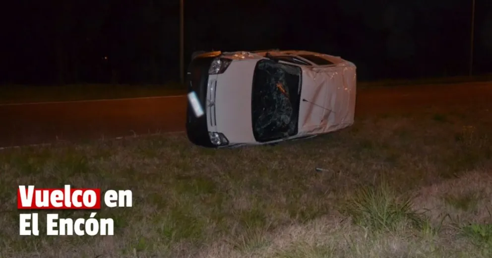 Viajaba solo, perdió el control de su camioneta y protagonizó un impresionante vuelco